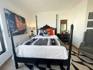 Queen bedroom with decorative four-poster bed at Lejos de Todo