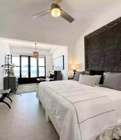 Casita 6 bedroom with a king bed and ocean view