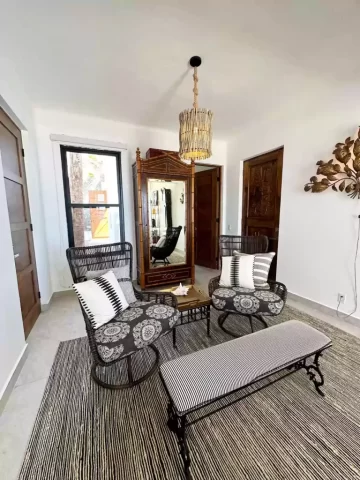 casita-7-sitting-area-near-ocean Casita 7 sitting area with wicker chairs, decorative furnishings, and a comfortable coastal interior